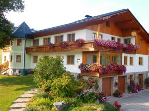 una casa con flores en los balcones en Urlaub am Bauernhof Blamauer Köhr, en Göstling an der Ybbs