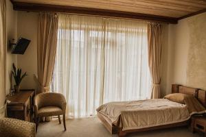 Un pat sau paturi într-o cameră la Vila Dubgiris