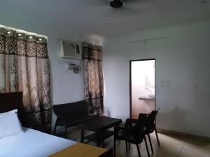 Postel nebo postele na pokoji v ubytování Krishna Hansraj Hotel