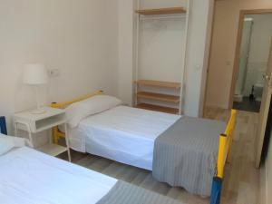 1 dormitorio con 2 camas y espejo en Disfruta - Enjoy Valencia Ruzafa, en Valencia
