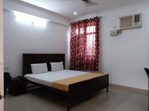 Postel nebo postele na pokoji v ubytování Krishna Hansraj Hotel