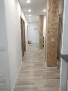 pasillo en un edificio con paredes blancas y suelo de madera en Disfruta - Enjoy Valencia Ruzafa, en Valencia