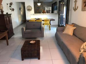 a living room with a couch and a table at Excelente Casa em Arraial do Cabo in Arraial do Cabo