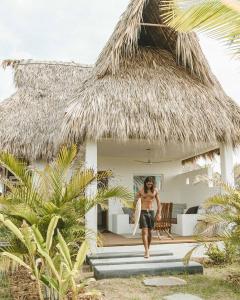 El Paredón Buena VistaにあるSwellのビーチハウスから出てくる男性