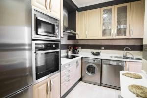 Kuchyň nebo kuchyňský kout v ubytování Home & Private Terrace WIFI + AIRCON