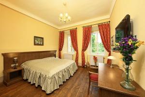 Un pat sau paturi într-o cameră la Hotel Edward Kelly