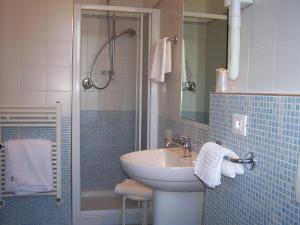 A bathroom at Hotel Gemma Del Mare Még 37 kép