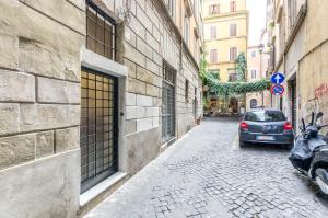 una calle con un coche estacionado al lado de un edificio en Enjoy your stay - Navona Square Apt, en Roma