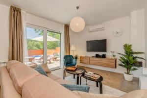 a living room with a couch and a television at Villa Nika in Bisko