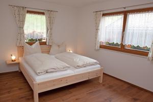 En eller flere senge i et værelse på Schweinsteghof Urlaub auf dem Bauernhof