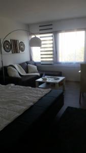 ein Wohnzimmer mit einem Bett und einem Sofa in der Unterkunft Südstrandflair in Fehmarn