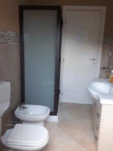ザッフェラーナ・エトネーアにあるLa Casa Dei Coloriのバスルーム(トイレ、洗面台付)