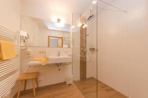 Bilik mandi di Hotel Oberwirt - nahe an Saalbach und Zell am See, Viehhofen Sommercard