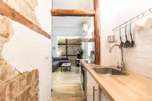 kuchnia ze zlewem i salonem w obiekcie INTIMATE AND ARTISTIC FLAT WIFI PUERTA DEL SOL w Madrycie