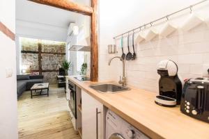 Kuchnia lub aneks kuchenny w obiekcie INTIMATE AND ARTISTIC FLAT WIFI PUERTA DEL SOL
