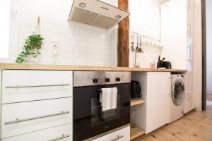 Kuchnia lub aneks kuchenny w obiekcie INTIMATE AND ARTISTIC FLAT WIFI PUERTA DEL SOL
