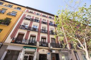 wysoki budynek z balkonami przy ulicy miejskiej w obiekcie INTIMATE AND ARTISTIC FLAT WIFI PUERTA DEL SOL w Madrycie