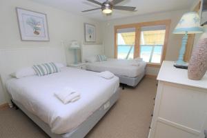 Ένα ή περισσότερα κρεβάτια σε δωμάτιο στο Whalebone Ocean Cottages by KEES Vacations