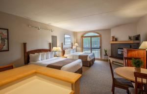 une chambre d'hôtel avec deux lits et une table dans l'établissement The Vintage Hotel, à Winter Park