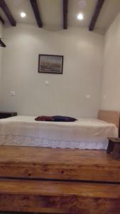1 dormitorio con 1 cama en una habitación en Горска къща в Елена Петроф хоф en Elena