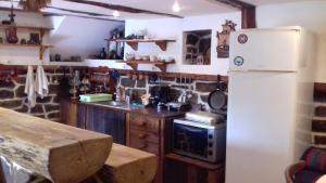 Virtuvė arba virtuvėlė apgyvendinimo įstaigoje Горска къща в Елена Петроф хоф