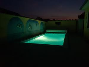 uma piscina iluminada no escuro em Charmant Studio en Champagne - Sparkling-Life em Matougues