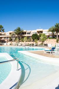 basen z leżakami w ośrodku w obiekcie MerieElisabethSunApartment w Corralejo