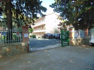 a gate to a house with cars parked in a driveway at Appartamento il Geranio in Quercianella