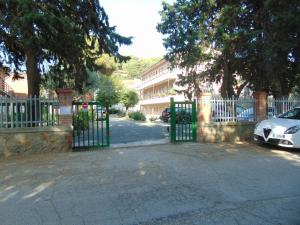a gate in front of a house with a car at Appartamento il Geranio in Quercianella