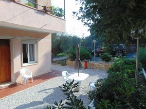 a patio with a table and chairs next to a building at Appartamento il Geranio in Quercianella
