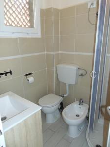 a bathroom with a toilet and a sink at Appartamento il Geranio in Quercianella