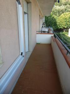 an empty hallway of a building with a sink at Appartamento il Geranio in Quercianella