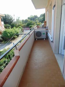 a balcony with a washing machine on the side of a building at Appartamento il Geranio in Quercianella