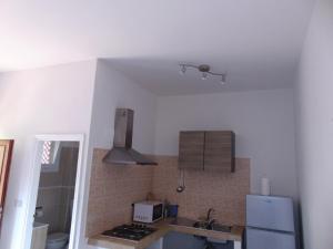 a kitchen with a sink and a refrigerator at Appartamento il Geranio in Quercianella