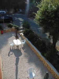 an overhead view of a table and chairs in a yard at Appartamento il Geranio in Quercianella