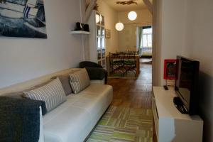 sala de estar con sofá blanco y TV en Haus Wallstraße en Wismar