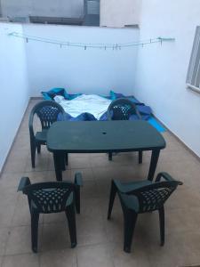 カステリョン・デ・ラ・プラナにあるcasucha da adrianaのテーブルと椅子、ベッド1台が備わります。