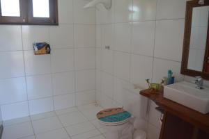 ein Bad mit einer Dusche, einem WC und einem Waschbecken in der Unterkunft Casa do Sol in Paracuru