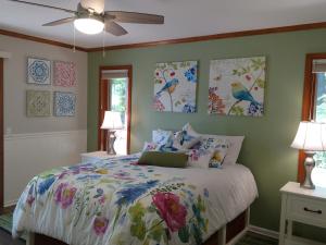 um quarto com uma cama e pinturas na parede em Ponderosa Ridge A B & B em Placerville