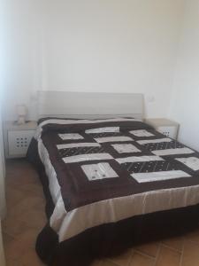een slaapkamer met een bed met een deken erop bij Lo Stucchio in Monterotondo