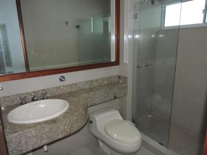 y baño con aseo, lavabo y ducha. en Casa Campestre El Peñon 5 Habitaciones, en Girardot