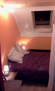 Un dormitorio con una cama con almohadas. en Ferme Lenfant en Ville-Pommeroeul