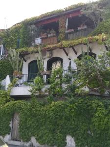 ein von Efeu bedecktes Gebäude mit einem Balkon in der Unterkunft Casa Malo' in Ischia