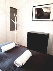 Postel nebo postele na pokoji v ubytování Hellatún Guest House!