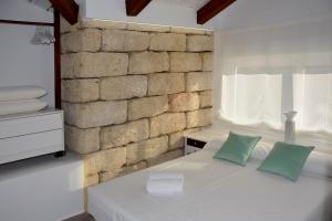 コルドバにあるApartamentos Turísticos El Lagoのベッドルーム1室(白いベッド1台、緑の枕2つ付)