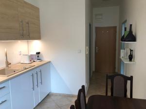 A kitchen or kitchenette at Moonstreet apartments