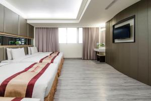 Postel nebo postele na pokoji v ubytování Harmonious Hotel