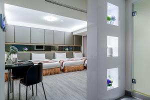 Kuchyň nebo kuchyňský kout v ubytování Harmonious Hotel