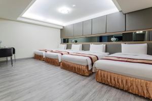 Postel nebo postele na pokoji v ubytování Harmonious Hotel