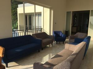 Posezení v ubytování Arainn Bed & Breakfast Tretes Prigen by ecommerceloka